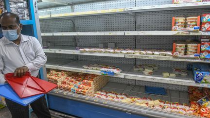 Des rayons partiellement vidés des produits français, dans un supermarché du Koweït, le 24 octobre 2020. (JABER ABDULKHALEG / ANADOLU AGENCY / AFP)