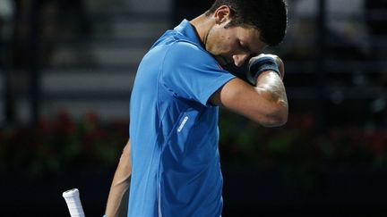 Novak Djokovic a connu sa première défaite en 2016, sur abandon, en quarts de finale à Dubaï (KARIM SAHIB / AFP)