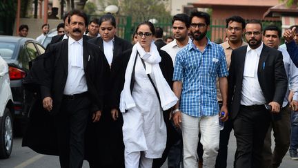 L'avocate indienne&nbsp;Deepika Singh Rajawat (au centre) à la sortie de la Cour Suprême de New Delhi en avril 2018. (SAJJAD HUSSAIN / AFP)