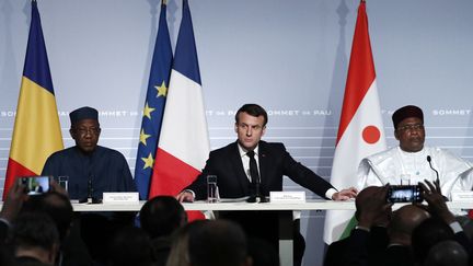 Le président Emmanuel Macron à Pau, entouré (à sa droite) de son homologue tchadien Idriss Deby et (à sa gauche) de son homologue nigérien Mahamadou Issoufou, le 13 janvier 2020 lors du sommet du G5 Sahel à Pau. (REUTERS - POOL NEW / X80003)