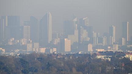 Le quartier de la Défense à Paris vu depuis Saint-Germain-en-Laye (Yvelines), lundi 5 décembre. (FRANCK FIFE / AFP)