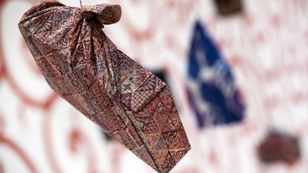 A gift wrapped with fabric during an exhibition dedicated to the Japanese technique of Furoshiki, in Paris, October 31, 2018. (ETIENNE LAURENT / EPA / MAXPPP)