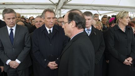 Fran&ccedil;ois Hollande (au c.) et, de g. &agrave; dr.&nbsp;Nicolas Dupont-Aignan, Fran&ccedil;ois Bayrou et Marine Le Pen lors de la c&eacute;r&eacute;monie d'hommage aux militaires, &agrave; Montauban, le mercredi 21 mars 2012. (LIONEL BONAVENTURE / AFP)