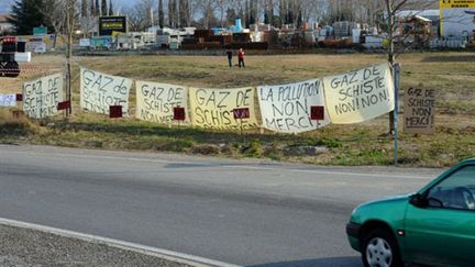 Banderoles contre l'exploitation du gaz de schiste à Villeneuve-de-Berg en Ardèche (26 février) (AFP / Jean-Pierre Clatot)