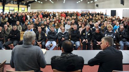 Des salari&eacute;s de l'abattoir Gad de Lampaul-Guimiliau (Finist&egrave;re), lors d'une r&eacute;union syndicale, le 31 octobre 2013. (JEAN-SEBASTIEN EVRARD / AFP)