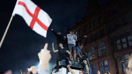 Les supporters anglais dans les rues de Manchester après la victoire de l'Angleterre face au Danemark, en demi-finale de l'Euro 2021. (MI NEWS / NURPHOTO / AFP)