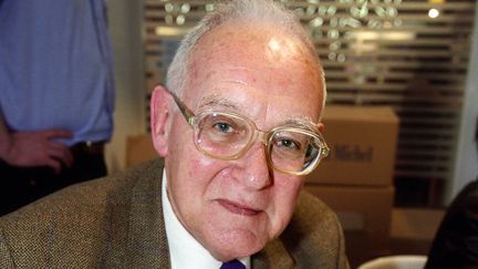 Robert Sabatier au Salon du livre de la porte de Versailles, &agrave; Paris,&nbsp;le 17 mars 2001. (PIERRE-FRANCK COLOMBIER / AFP)