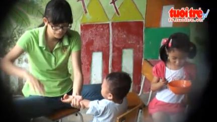 Capture d'&eacute;cran de la vid&eacute;o mise en ligne le 17 d&eacute;cembre 2013 par le quotidien vietnamien "Tuoi Tre"&nbsp;concernant des maltraitances dans une cr&egrave;che d'Ho Chi Minh-Ville. (TUOI TRE / FRANCETV INFO )