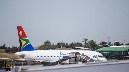 Un avion de la compagnie South African Airways à l'aéroport international de Johannesburg, en Afrique du Sud, le 15 novembre 2019. Photo d'illustration. (MICHELE SPATARI / AFP)