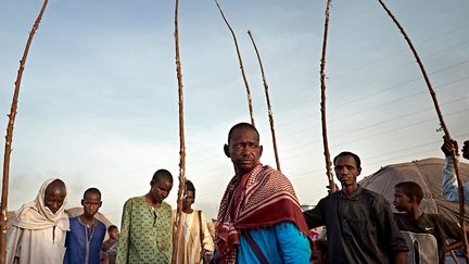 L’Association malienne pour la solidarité et le développement (AMSODE) a procédé le 10 janvier 2020 à la remise des "Kits NFIs" (non-food items), aux déplacés internes de Faladié. Ces "Kits NFIs" sont composés de nattes, de couvre-lits, de pagnes, de tasses, de marmites, de moustiquaires, de vêtements pour enfants, ajoute le site malien Bamada.net. Problème&nbsp;: de nouvelles vagues de réfugiés arrivent régulièrement dans le camp. Le réseau d'entraide Fraternité a installé un camp médicalisé pour que les déplacés puissent bénéficier de consultations médicales gratuites. Car au quotidien, ces derniers sont confrontés à de nombreux problèmes de santé. "On a dénombré des cas de malnutrition sévère. On a même perdu un enfant d'un an à cause de ça. Il y a des cas de diarrhées. Et on a dénombré deux cas de varicelle dont la prise en charge médicale est assurée par les autorités publiques", déclare un médecin du camp cité par BBC Afrique. &nbsp;&nbsp; (MICHELE CATTANI / AFP)