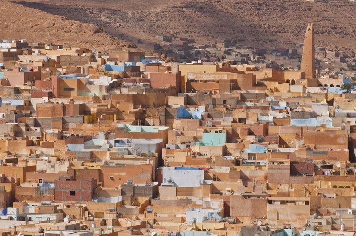 Ville du Mzab (Algérie) à 600 km au sud d’Alger. Au contraire des autres villes de la pentapole (région où se trouvaient cinq villes principales) mozabite, Beni Isguen n’est pas construite sur un piton rocheux mais sur le flan d’une colline rocheuse et c’est aussi la seule ville de la pentapole à ne pas avoir été bâtie sur l’oued M’zab. (Michael Runkel / Robert Harding Premium / robertharding )