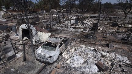 Habitations et voitures sont parties en fumée à Lower Lake, le 16 août 2016. (JOSH EDELSON / AP)