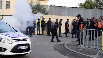  (Selon le gouvernement, 44 policiers et gendarmes avaient été blessés © MAXPPP)