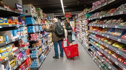 Les rayons d'un supermarché à Paris, le 9 mai 2023. (RICCARDO MILANI / HANS LUCAS / AFP)