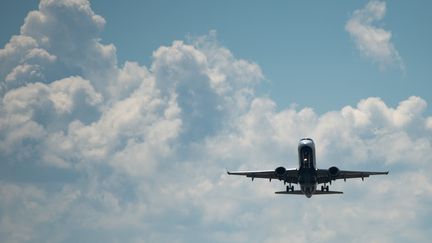 Un avion dans le ciel américain, le 3 septembre 2018. (SAUL LOEB / AFP)