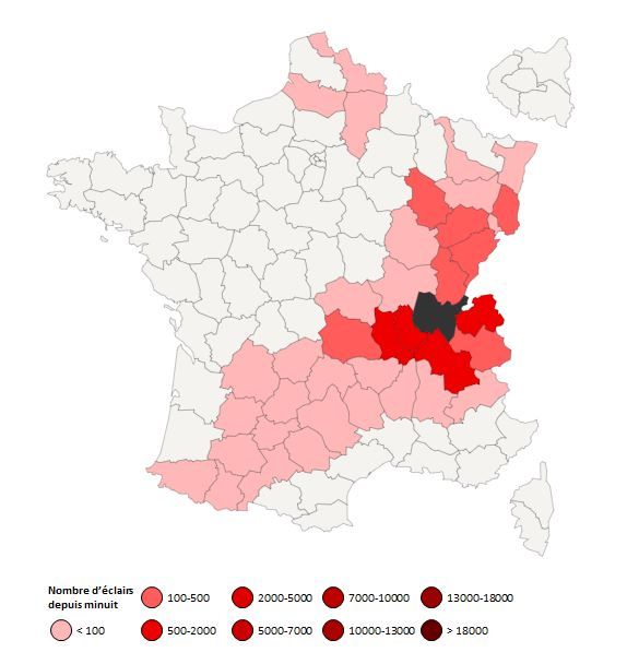 Selon l'observatoire français des orages, le nombre d'éclairs a été particulièrement élevé durant la nuit du mardi 11 au mercredi 12 juillet. (Capture d'écran Keraunos)