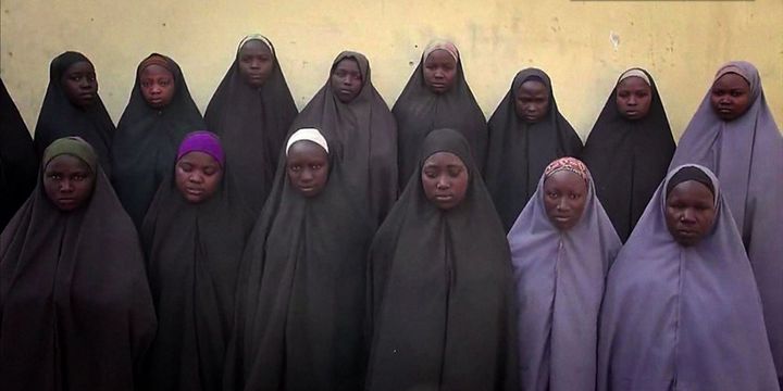 Deux ans jour pour jour après leur enlèvement, Boko Haram a donné un signe de vie avec cette vidéo des lycéennes de Chibok capturées le 14 avril 2014. (CNN)