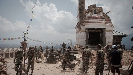 au milieu des gravats tachés du sang des milliers de victimes, l’armée et la population tentent de récupérer statues et objets d’arts avant que les voleurs ne s’en emparent. L'Unesco a dépêché sur place des experts pour évaluer précisément les dégâts. Leur constat est terrible : 90% des sept sites népalais classés au Patrimoine mondial ont été détruits.  ( AFP PHOTO / Nicolas ASFOURI)