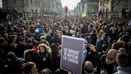 Selon la police, les manifestants &eacute;taient 125 000, soit deux fois plus que lors de leur derni&egrave;re mobilisation en d&eacute;cembre 2012. Les organisateurs ont eux annonc&eacute; 400 000 participants.&nbsp; (BENJAMIN GIRETTE / AP / SIPA)