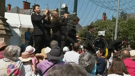 la fanfare italienne Bandakadabra au festival "Jazz sous les pommiers" à Coutances (Manche), le dimanche 6 mai 2018
 (culturebox - capture d&#039;écran)