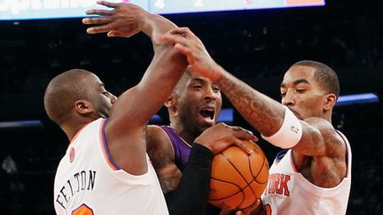 Kendrick Perkins se jette sur Pau Gasol (BRUCE BENNETT / GETTY IMAGES NORTH AMERICA)