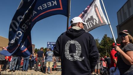 Des partisans de la mouvance conspirationniste QAnon lors d'un rassemblement pro-Trump organisé à New York (Etats-Unis), le 3 octobre 2020. (STEPHANIE KEITH / GETTY IMAGES NORTH AMERICA / AFP)