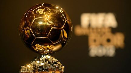 L'ancien trophée, le Ballon d'Or FIFA.