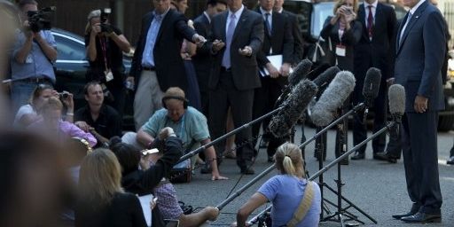 Le candidat républicain Mitt Romney face aux médias, le 26 juillet 2012 à Londres. Ses doutes sur le bon déroulement des Jeux Olympiques lui ont valu les foudres de la presse britannique. (AFP PHOTO / BEN STANSALL)