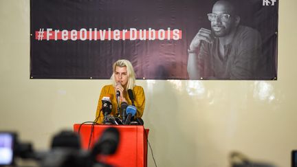 La compagne d'Olivier Dubois, Déborah Al Hawi Al Masri, lors d'un rassemblement de soutien à Bamako (Mali), le 8&nbsp;juin 2021. (NICOLAS REMENE / LE PICTORIUM / MAXPPP)