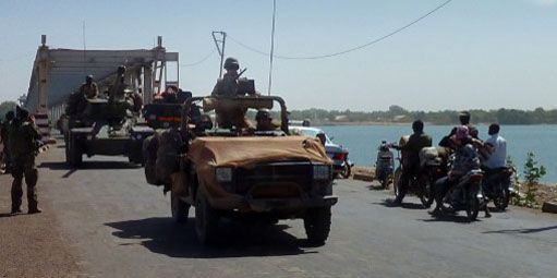 Militaires français près d'un pont stratégique sur le fleuve Niger, près de la ville de Markala (Mali) le 16 janvier 2013. (AFP - MICHEL MOUTOT )