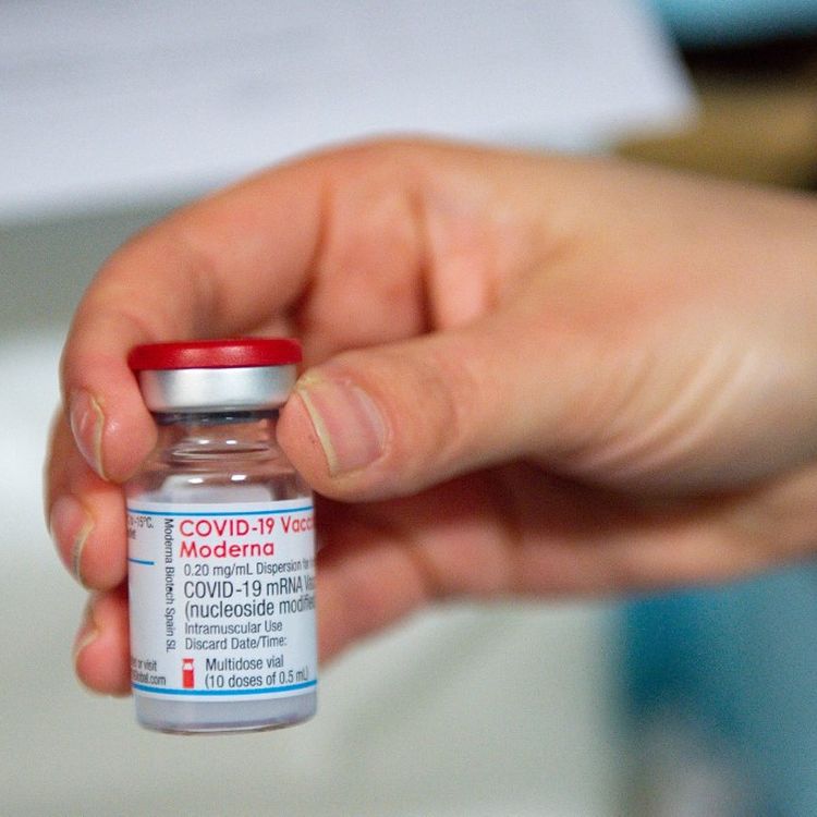 Un flacon du vaccin Moderna contre le Covid-19 à l'hôpital général du Pays de Galles occidental à Carmarthen, au Pays de Galles, le 7 avril 2021. (JACOB KING / AFP)