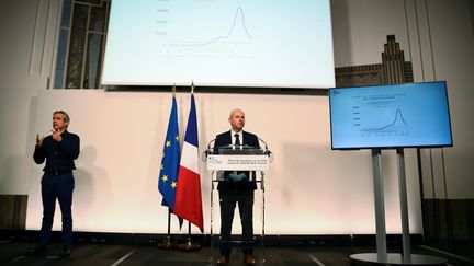 Le directeur général de la Santé, Jérôme Salomon, expose le 7 décembre 2020 le nombre de contaminations au Covid-19 qui ne baisse plus en France, lors qu'une conférence de presse, à Paris. (CHRISTOPHE ARCHAMBAULT / AFP)