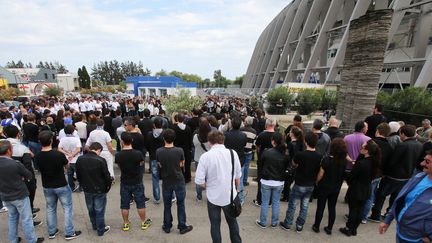 Des personnes se recueillent devant la st&egrave;le en m&eacute;moire aux victimes mortes dans l'effondrement de la tribune nord du stade Armand-Cesari de Furiani (Haute-Corse), vingt et un ans apr&egrave;s le drame, le 5 mai 2013. (MAXPPP)