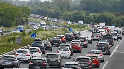 Des embouteillages sur la Nationale 165 à hauteur de Savenay (Loire-Atlantique) le 21 mai 2023. (FRANCK DUBRA / MAXPPP)