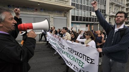 Sur la place Syntagma à Athènes, devant le Parlement, touchés de plein fouet par la crise de la dette de la zone euro, les Grecs n’ont pas hésité à rejoindre les indignés pour rejeter l’Etat libéral et les institutions financières. (AFP/LOUISA GOULIAMAKI )