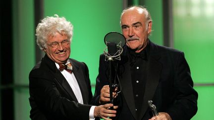 Le réalisateur Jean-Jacques Annaud le 3 décembre 2005 à Berlin avec Sean Connery, son acteur du "Nom de la rose" (MARCUS BRANDT / DDP-POOL)