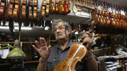 Le luthier Amnon Weinstein et sa collection de violons restaurés
 (MENAHEM KAHANA / AFP)