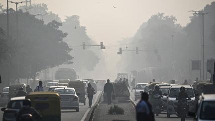 Une artère de la capitale indienne New Delhi embrumée par la pollution, le 23 décembre 2021. (JEWEL SAMAD / AFP)