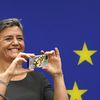 La commisaire européenne à la Concurrence, Margrethe Vestager, prend en photo les photographes et journalistes, le 16 avril 2015, à Washington (Etats-Unis).&nbsp; (GARY CAMERON / REUTERS)