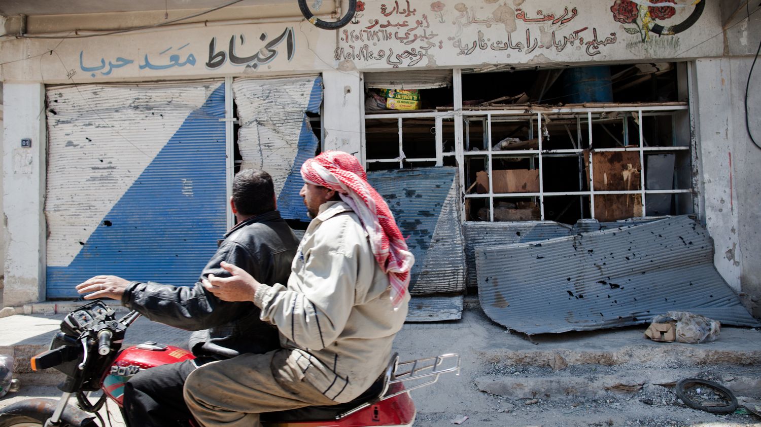 Combats de rues dans la ville rebelle de Homs picture