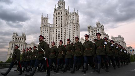 Des militaires défilent à Moscou (Russie), le 4 mai 2023, en vue de la parade du "jour de la Victoire", le 9 mai. (NATALIA KOLESNIKOVA / AFP)