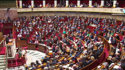 La fin des débats à l'Assemblée sur la réforme des retraites approche. Alors que La France insoumise a déposé des milliers d'amendements pour s'y opposer, Élisabeth Borne cherche à relancer le dialogue avec les syndicats, lundi 13 février. (franceinfo)