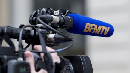 Dans son premier avis, le Conseil de déontologie critique un entretien mené par Appoline de Malherbe sur BFMTV. (KENZO TRIBOUILLARD / AFP)