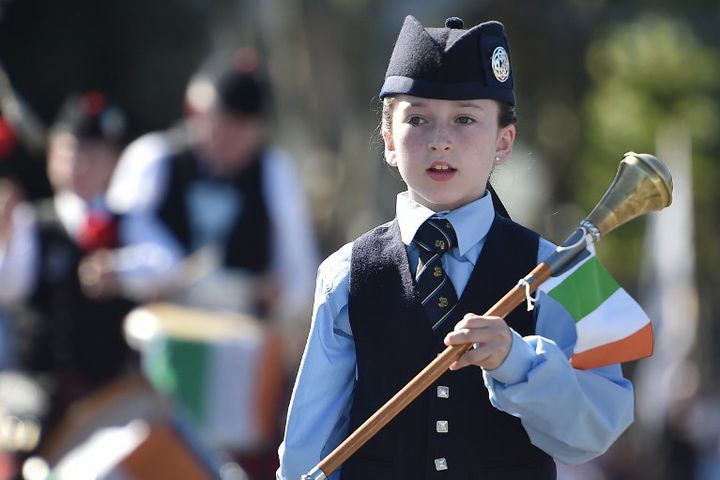 Un jeune participant du Ballingeary pipe band irlandais au Festival de Lorient
 (JEAN-SEBASTIEN EVRARD / AFP)