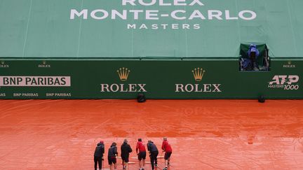 La pluie s'est invitée à Monaco lors du deuxième jour des Masters 1000 de Monte-Carlo. (VALERY HACHE / AFP)