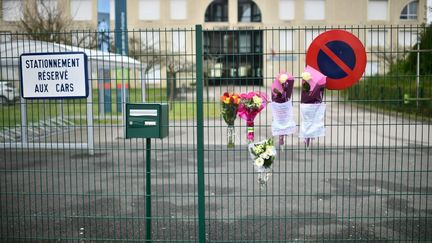 L'entrée du collège Jean-de-La Fontaine à Crépy-en-Valois (Oise), où un professeur&nbsp;atteint&nbsp;du coronavirus est mort,&nbsp;le 28 février 2020. (MARTIN BUREAU / AFP)