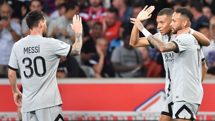 Lionel Messi, Kylian Mbappé et Neymar lors du march de Ligue 1 contre Lille, le 21 août 2022. (DENIS CHARLET / AFP)