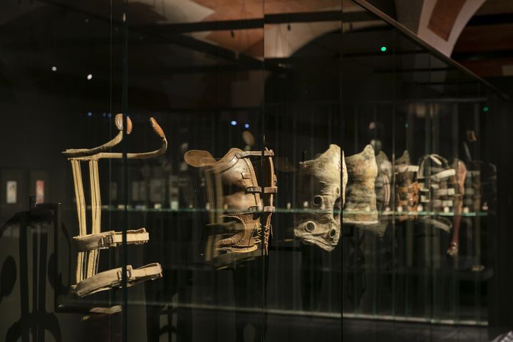 Exposition "Frida Kahlo. Au-delà des apparences" au Palais Galliera&nbsp;: des corsets et des prothèses peints à la main présentés ici sont de poignants témoignages de son&nbsp;corps handicapé.&nbsp; (LAURENT JULLIAND)