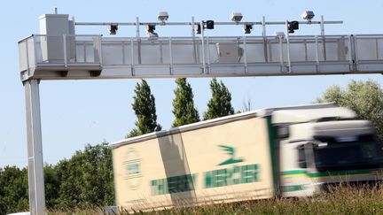 Un poids lourd passe sous un portique &eacute;cotaxe pr&egrave;s de Lille (Nord), le 23 juin 2014. (THIERRY THOREL / CITIZENSIDE / AFP)