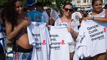 Campagne de sensibilisation contre les dangers du virus Zika le 6 février 2016 sur la plage de Copacabana à Rio de Janeiro, au Brésil. 
 (AFP PHOTO / Christophe SIMON)